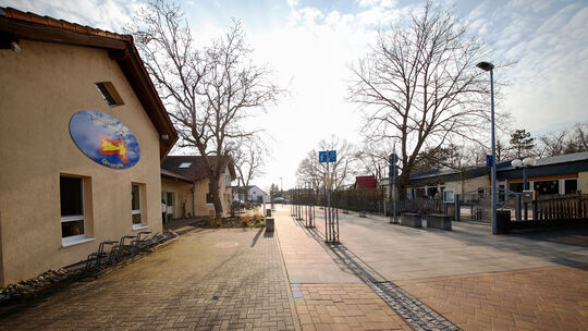 Links die Integrative Kita "Sternschnuppe" und auf der anderen Straßenseite die evangelische Kita "Morgensonne".