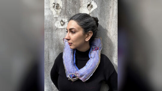 Gheseh Shahandeh: "Entanglement I", Halsschmuck. 2024, Messing, Textil, Kupfer, Lapislazuli