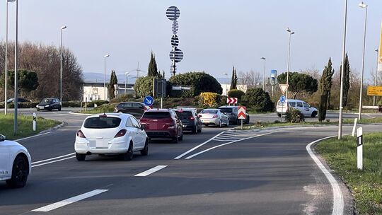 Nach Ostern wird an der B428 der Kreisverkehr Bosenheimer Straße saniert. Der Verkehr wird drumherum geleitet.