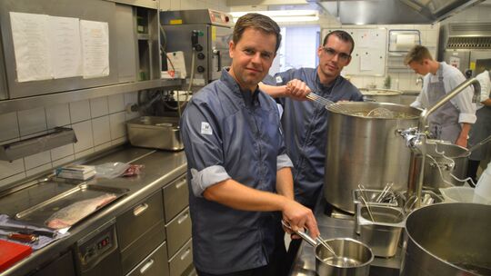 Zusammen mit Jens Fischer (vorne) bildete Philipp Helzle (am großen Topf) jahrelang das Erfolgsteam in der Jungborn-Küche.