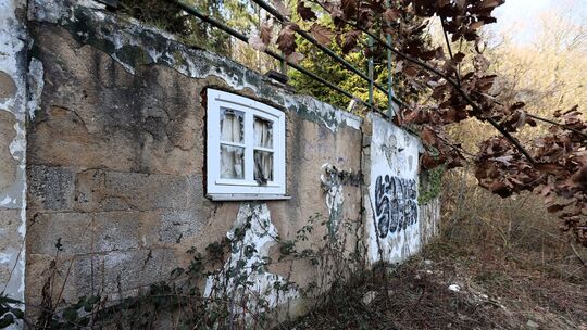 Eigentlich kann man das Haus Bergfriede und seine umstehenden Gebäude nur noch abreissen.