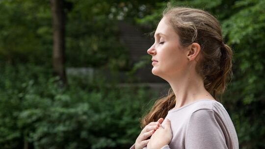 Eine junge Frau macht Atemübungen