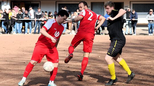 Nach der Niederlage beim VfL Oberlahr-Flammersfeld ist die SG Ellingen (rote Trikots) im Heimspiel gegen den SV Roßbach/Verschei