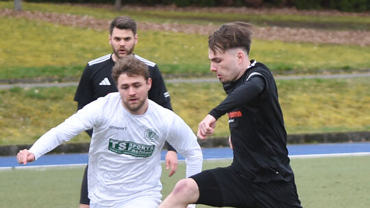 Auf dem Sprung: Der Meisenheimer Mika Maurer (rechts) feierte am Mittwoch seinen 22. Geburtstag und will gegen den SV Rodenbach