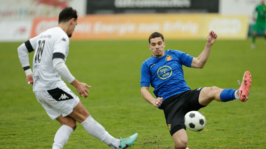 Immer voller Einsatz, dafür steht TuS-Außenverteidiger Karim Zeghli (blaues Trikot). Der hatte sich früh im Spiel gegen Wiesbach