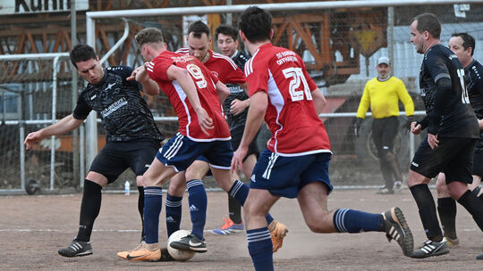 Die SG Harbach/Offhausen-Herkersdorf (in Rot) muss beim Tabellenzweitenin Friesenhagen ran. Der TuS Bitzen (in Schwarz) empfängt