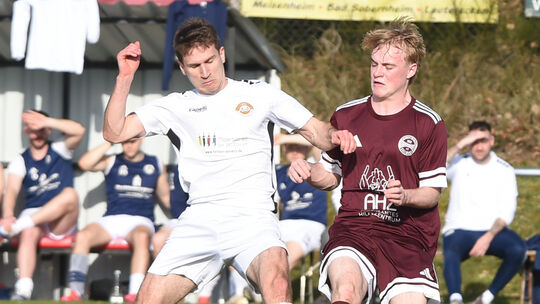 Paul Haßinger (rotes Trikot) und der FC Schmittweiler wollen zu Hause die notwendigen Punkte gegen den Abstieg holen, am besten Paul Haßinger (rotes Trikot) und der FC Schmittweiler wollen zu Hause die notwendigen Punkte gegen den Abstieg holen, am besten
