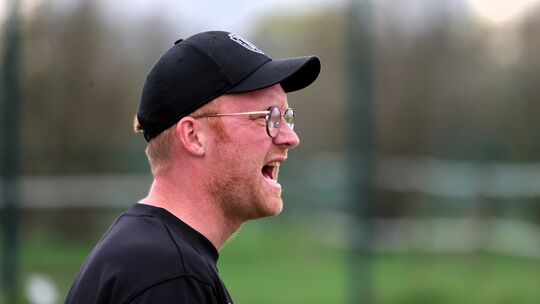 Auch wenn es hier anders aussieht: Ganz unzufrieden war der Linzer Trainer Thomas Schuster nicht mit dem Auftritt seines Teams b