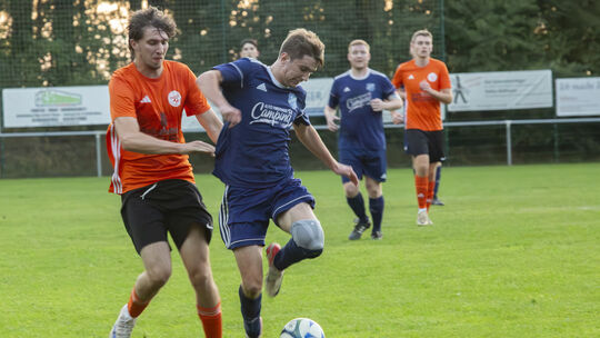 Im Hinspiel hatte die SG Brohlbachtal (in Orange-Schwarz) in Landkern das Nachsehen beim 2:3 gegen Aufsteiger SG Illerich/Landke