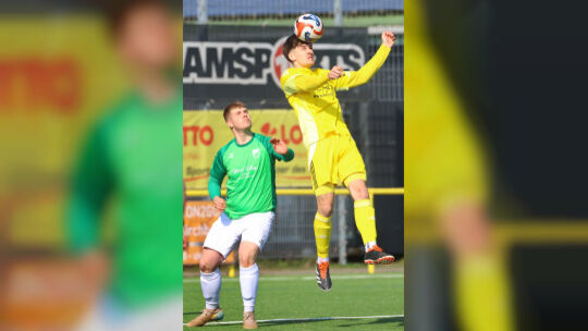 Durch das 4:0 gegen den SSV Ellenz-Poltersdorf hat sich der TuS Kirchberg II um Niclas Auler (beim Kopfball) ordentlich Luft im