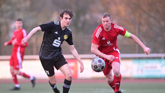 Zuletzt führte Niederzissens Kapitän Marco Schwarz (rechts) seine Mannschaft zum 1:0-Sieg gegen die Grafschafter SG (links mit M