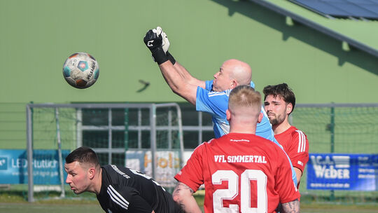 Wie der TSV Hargesheim kämpft auch die SG Gräfenbachtal (schwarze Trikots) mit Torwart Sebastian Bohr um den Klassenverbleib. Am