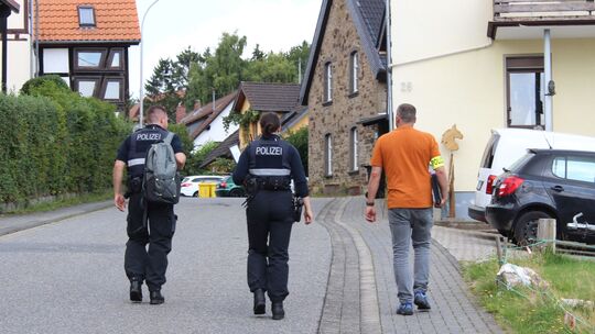 In Teams mit je drei Beamten macht sich die Polizei im August 2025 auf zu den Hausbesuchen in Oberdürenbach.