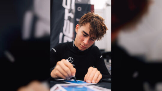 Endlich 18 - und damit volljährig: In Zukunft darf Tom Kalender nicht nur Autogramme sondern auch alle Verträge selbst unterschr