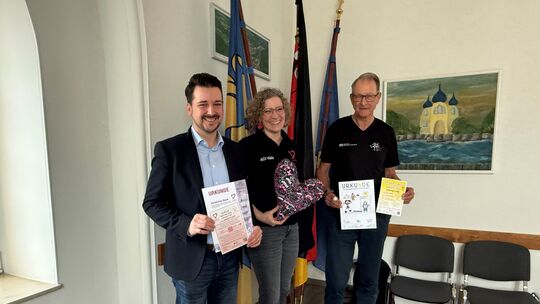 Das Meldefenster für den Bad Emser Stadtlauf ist eröffnet: Stadtbürgermeister Oliver Krügel, Alexandra Weber von der Gruppe „Her