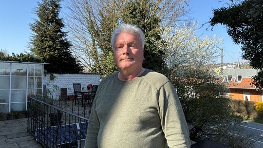 Joachim Günther ist 68 Jahre alt und wohnt direkt oberhalb der B9 in Remagen. Er hat sich nach all den Jahren an den Straßenlärm