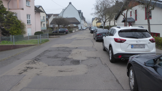 Die Gulisastraße in Güls ist sichtbar in schlechtem Zustand, nun beginnen die Ausbauarbeiten.
