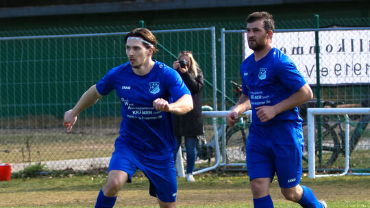 Starke Aktion von Klaus Fahrenkrog (rechts): Der Masburger erzielte beim 1:1 bei der SG Dernau das vermeintliche 2:1 für seinen