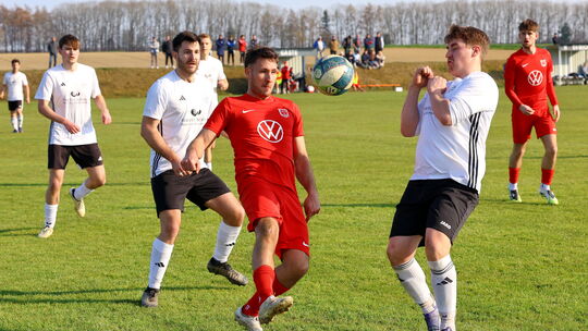 Mit dem 4:0 in Buch bei der SG Bell/Buch/Mörsdorf/Alterkülz (weiße Trikots) hat der SV Strimmig um Luis Huschet (am Ball) wohl s