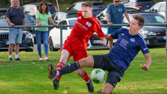 Beim 1:1-Remis in der Hinrunde ging es zwischen der SG St. Katharinen/Vettelschoß (links Louis Wilmes) und der SG Westerburg (hi