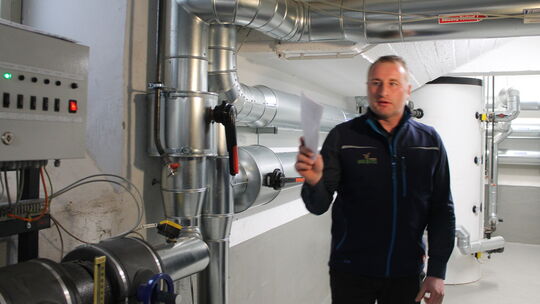 Im beengten Heizungskeller des Kursaals erläutert Matthias Reßmann, technischer Leiter des Staatsbads, Details zu der neuen Anla