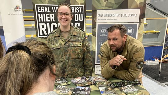 Tag der Berufe an der Realschule plus in Niederzissen: Die Bundeswehr war ebenfalls als Arbeitgeber vertreten. Zahlreiche Schüle