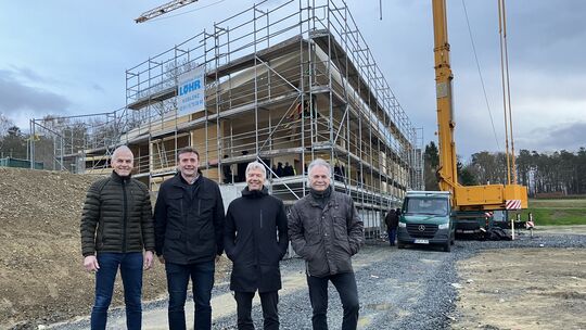 Freude über einen neuen Dorfmittelpunkt für Eichelhardt: VG-Bürgermeister Fred Jüngerich (von links), Stephan Hoffmann von der V Freude über einen neuen Dorfmittelpunkt für Eichelhardt: VG-Bürgermeister Fred Jüngerich (von links), Stephan Hoffmann von der V