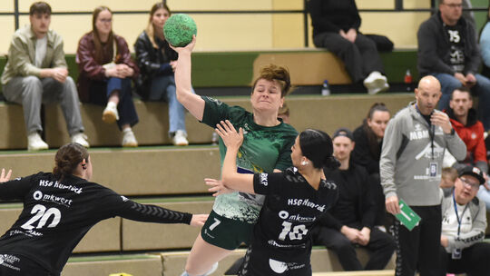 Nicht nur auf dem Spielfeld übernimmt Kim Maschtowski (in Ballbesitz) Verantwortung. Die langjährige Spielerin des HSV Sobernhei