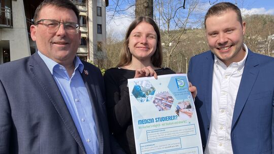 Hoffen auf junge angehende Ärzte, die sie mit dem neuen Programm fördern können (von links): Landrat Jörg Denninghoff, Alina Zor