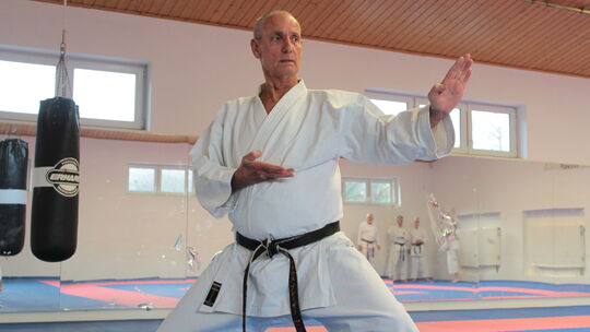 Klaus Bleser ist 71 Jahre alt und macht mittlerweile seit 50 Jahren Karate. Er ist überzeugt: Der Kampfsport hält bis ins hohe A
