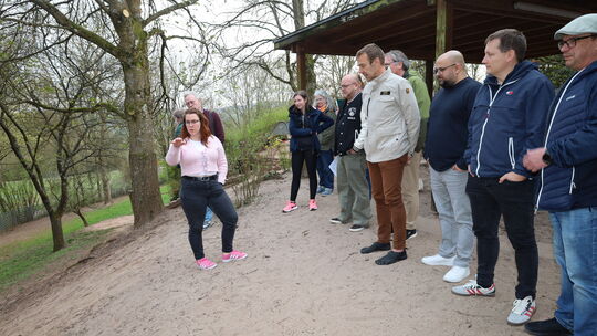 Der Bauausschus besichtigte die Kita im Leinenborn. Weil der Hang immer mehr abrutscht und Sanierungsbedarf besteht, drängt die