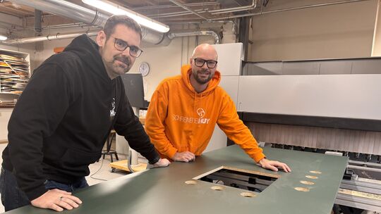 Würden gerne ausbauen, aber es holpert in der städtischen Administration: Alexander Wein (li.), Inhaber der Schreinerei Huy in B