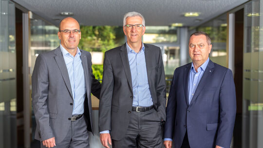 Der Vorstand der Vereinigten Volks-/Raiffeisenbank (von links) Dr. Michael Wilkes (Co-Vorstandssprecher), Erik Gregori (Co-Vorst Der Vorstand der Vereinigten Volks-/Raiffeisenbank (von links) Dr. Michael Wilkes (Co-Vorstandssprecher), Erik Gregori (Co-Vorst