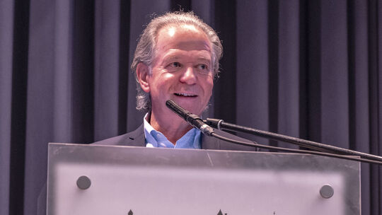 Stadtbürgermeister Andreas Nikolay informierte beim Bürgerempfang in der Hunsrückhalle rund 280 Simmerner über die neuesten Entw Stadtbürgermeister Andreas Nikolay informierte beim Bürgerempfang in der Hunsrückhalle rund 280 Simmerner über die neuesten Entw