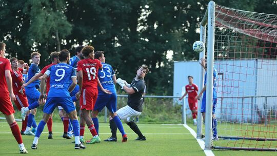 In der Hinrunde setzte sich die SG Malberg am Höhrer Flürchen mit 4:1 durch, in dieser Szene trifft Julius Müller zum 3:0. Denno