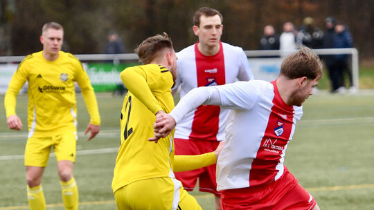 Jonah Arnolds (weiß-rotes Trikot) wird den Sportfreunden Eisbachtal im Heimspiel gegen den SV Gonsenheim fehlen. Er sah am verga