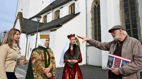 Hotte Schneider hat das Theaterstück "Die Sponheimer" geschrieben und führt auch Regie. Brigitte Nikolai (links) assistiert ihm