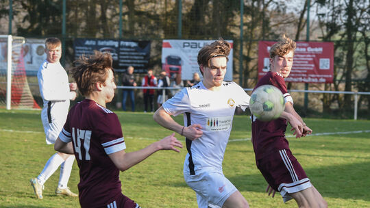 Starker Linksverteidiger: Der Hackenheimer Hans Steyer (weißes Trikot) soll gegen den TuS Bedesbach über seine Seite Druck mache Starker Linksverteidiger: Der Hackenheimer Hans Steyer (weißes Trikot) soll gegen den TuS Bedesbach über seine Seite Druck mache