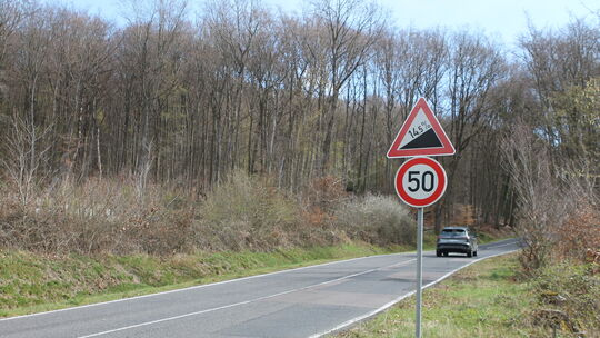 Mit ordentlicher Steigung geht von den Kliniken in Bad Ems hinauf nach Kemmenau. Die Straße hat nach den Wintertagen etliche Löc