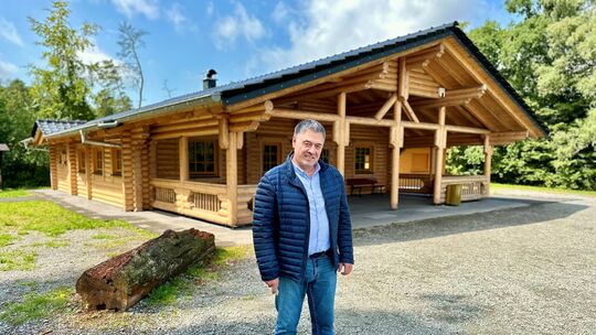 Ortsbürgermeister Jürgen Berleth vor dem ganzen Stolz der Gemeinde Breitenau. Die Grillhütte ist beliebt. Buchungen gehen bereit