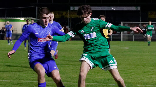 Ben Grünewald (grünes Trikot) und der SV Alemannia Waldalgesheim freuen sich auf das Duell mit Tabellenführer TuS Mechtersheim. Ben Grünewald (grünes Trikot) und der SV Alemannia Waldalgesheim freuen sich auf das Duell mit Tabellenführer TuS Mechtersheim.