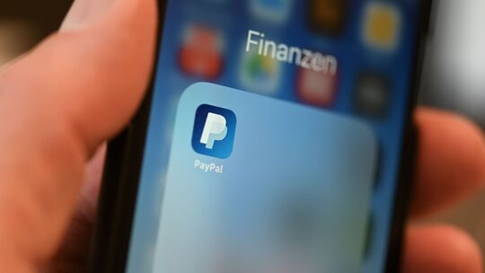 Die Paypal-App ist auf einem Smartphone zu sehen