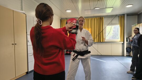 Karate-Trainerin Michaela Buhl unterweist die Mädchen in Selbstverteidigung.
