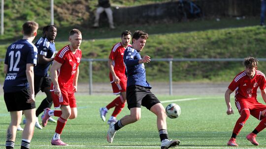 Aus dem 3:4 bei Tabellenführer SG Horressen hat die Westerburger Reserve (am Ball Joschua Werner) viel Kraft für dem Abstiegskam