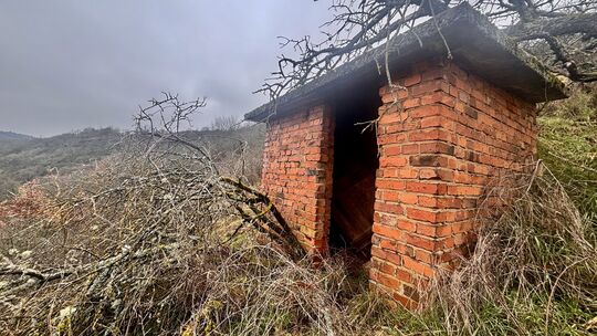Ziemlich unspektakulär, aber mit phantastischer Aussicht ins Alsenztal - Wingertshäuschen in der Ebernburger Erzgrube.