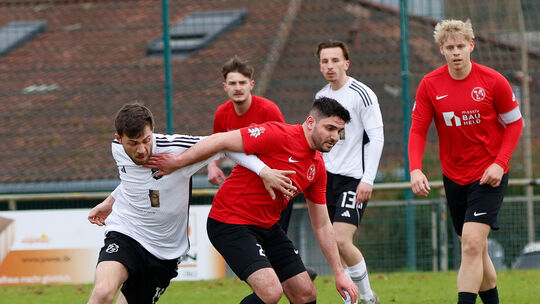 Wie beim VfL Rüdesheim (rote Trikots) werden sich die Kicker der SG Weinsheim auch beim SC Idar-Oberstein II mit Händen und Füße