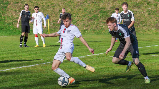 Agim Xhaferi (am Ball, hier im Spiel gegen die SG Herschbach) und der FC Kosova Montabaur befinden sich in der Bezirksliga Ost d