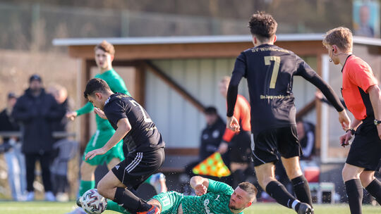 Zeichen setzen kann Marius Gedratis (in grün, am Boden) durchaus auch. Um die Tabellenführung mit seinem VfR Baumholder zu verte Zeichen setzen kann Marius Gedratis (in grün, am Boden) durchaus auch. Um die Tabellenführung mit seinem VfR Baumholder zu verte