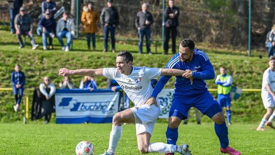 Im Derby beim Tabellenzweiten SG Oppenhausen/Nörtershausen (links 17-Tore-Mann Demetrius Pfoo) wehrte sich der SSV Buchholz (mit