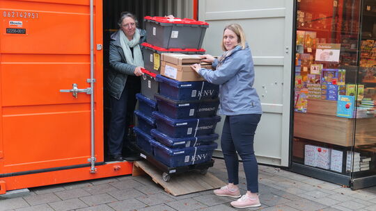Leeren den Container um 8 Uhr morgens gemeinsam: Die Buchhändlerinnen Bettina Krauß (links) und Carina Nickenig.
